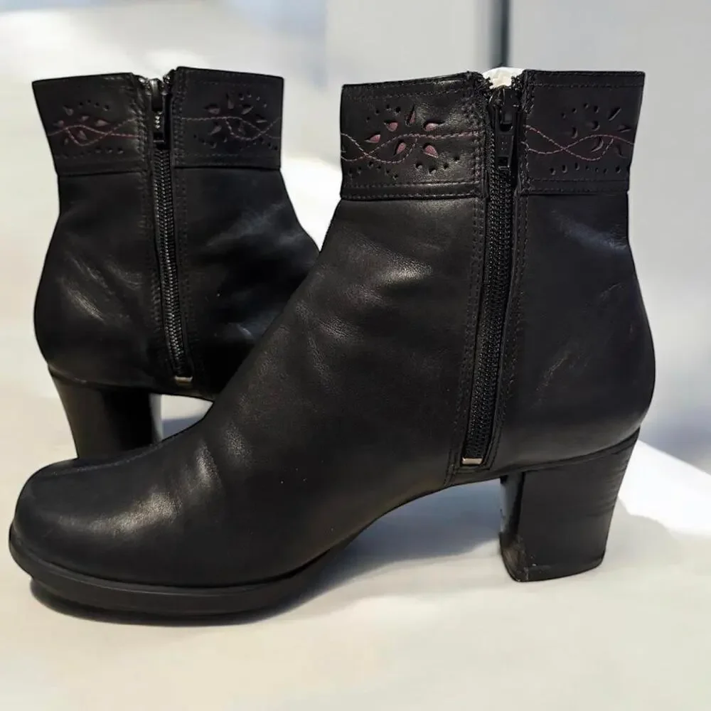 Women’s Y2K Clarks Leather Round Toe Ankle Boot Size 9 With Pink Floral Design
